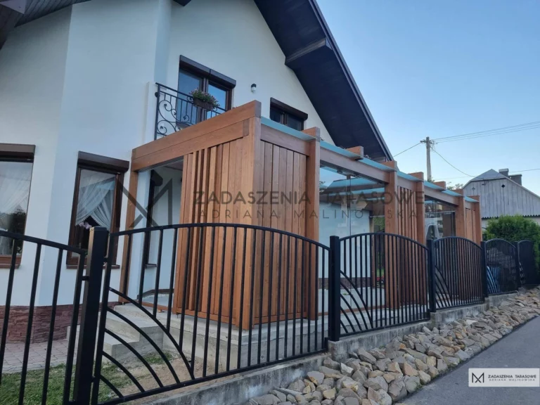 Zadaszenie blisko ogrodzenia
