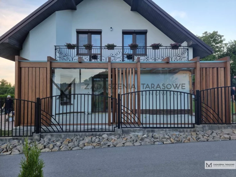 tarasowe zadaszenie z lamelami nowoczesne