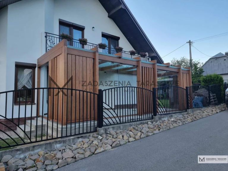 taras w pobliżu ogrodzenia