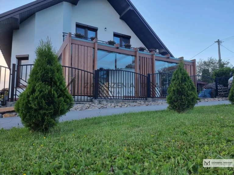 tarasowe zadaszenie z lamelami w ścianach