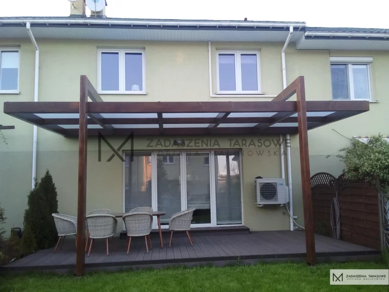 Zadaszenie w domu szeregowym ze szkłem