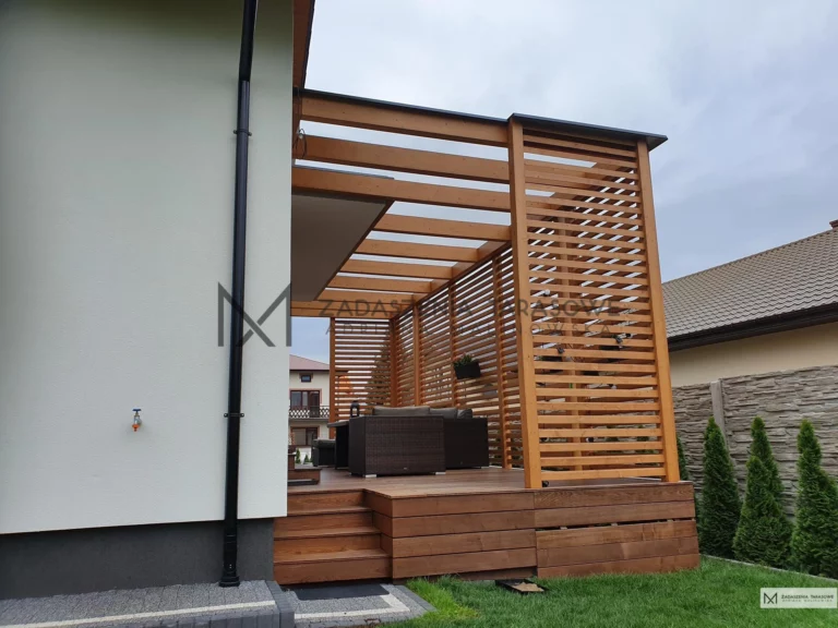 zadaszeie mocowane do balkonu drewniane