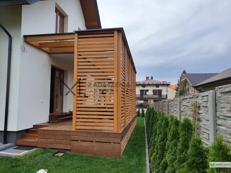 zadaszenie zamocowane do balkonu