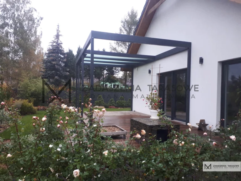 zadaszenie na części tarasu ze szkłem