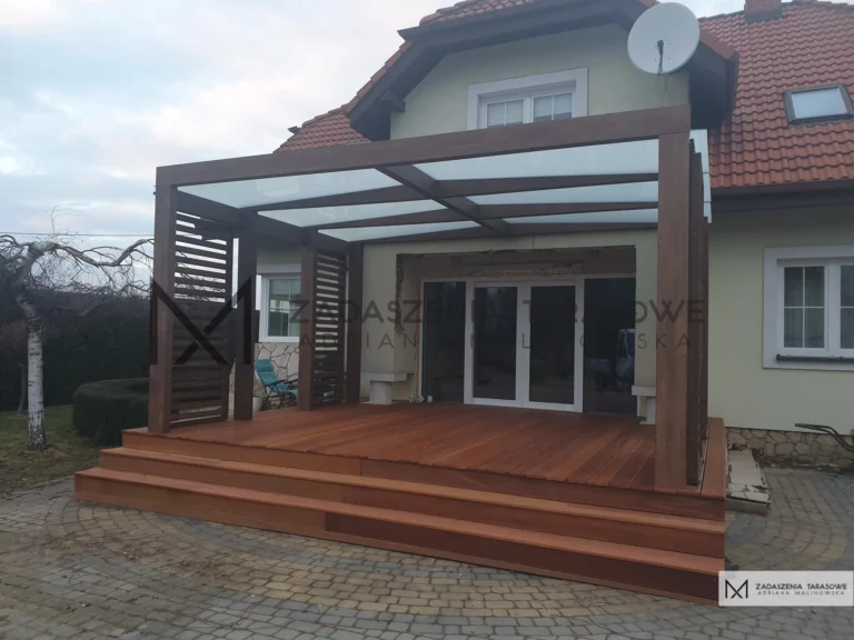 zadaszenie na tarasie drewnianym nowoczesne