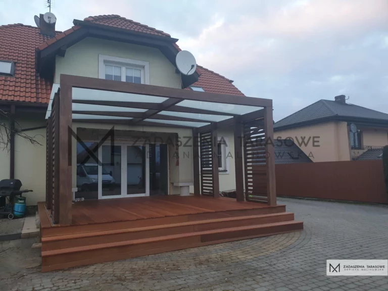 zadaszenie na tarasie drewnianym z ekranami ażurowymi