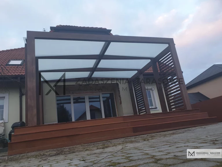 zadaszenie na tarasie drewnianym ze szkłem