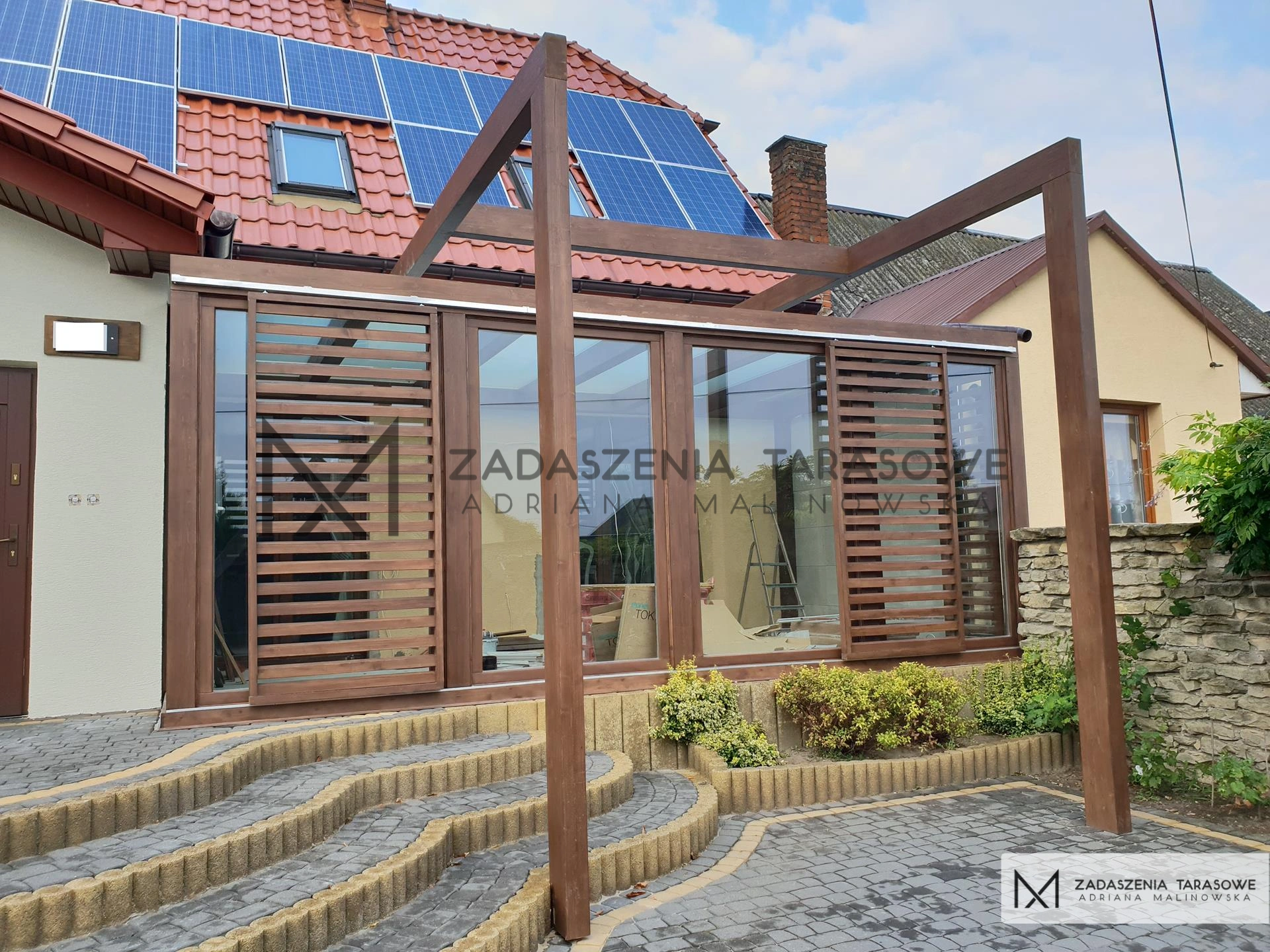 ogród ciepły z pergolą.