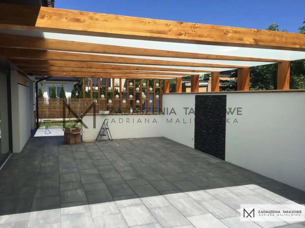 nowoczesna pergola ze szkłem
