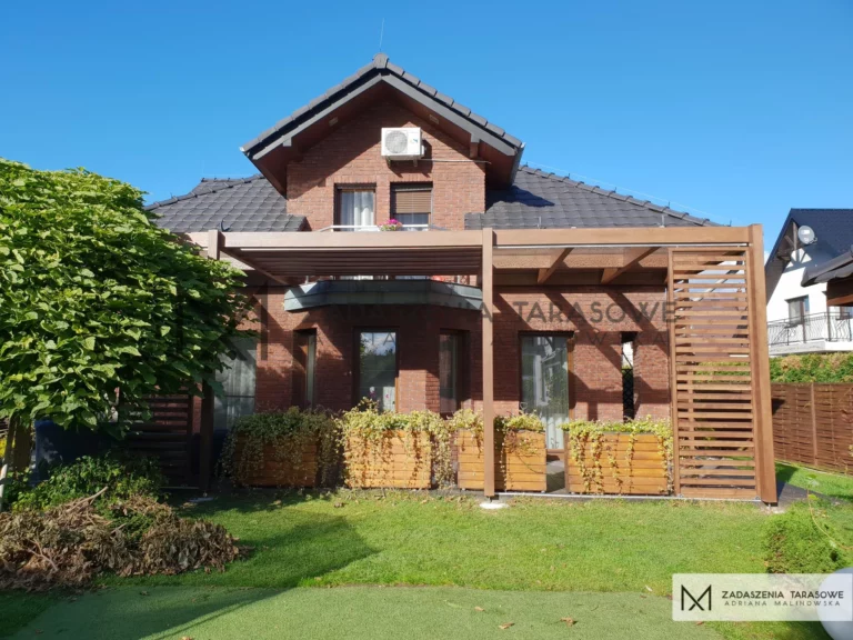 zadaszenie przy domu z ażurami