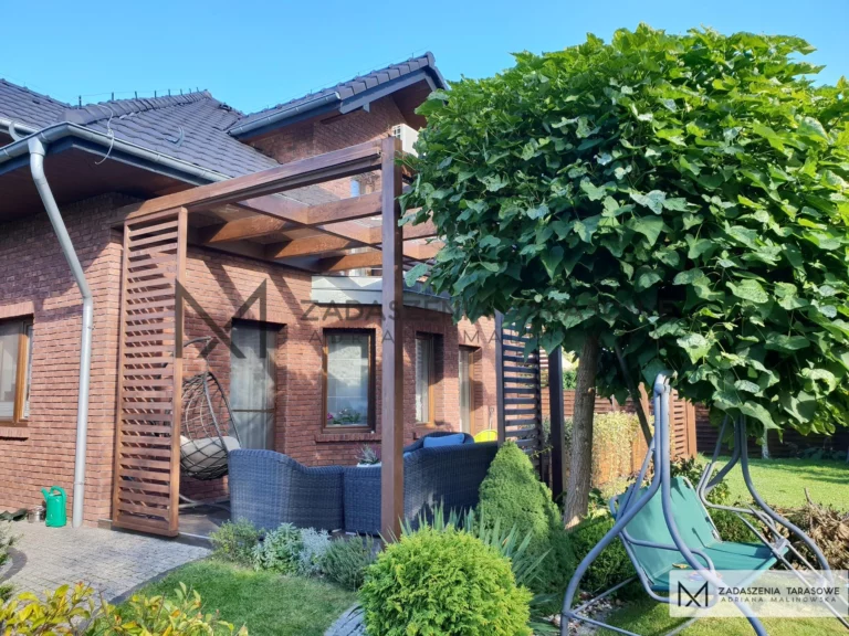 zadaszenie pergola ze szkłem przezroczystym przy domu