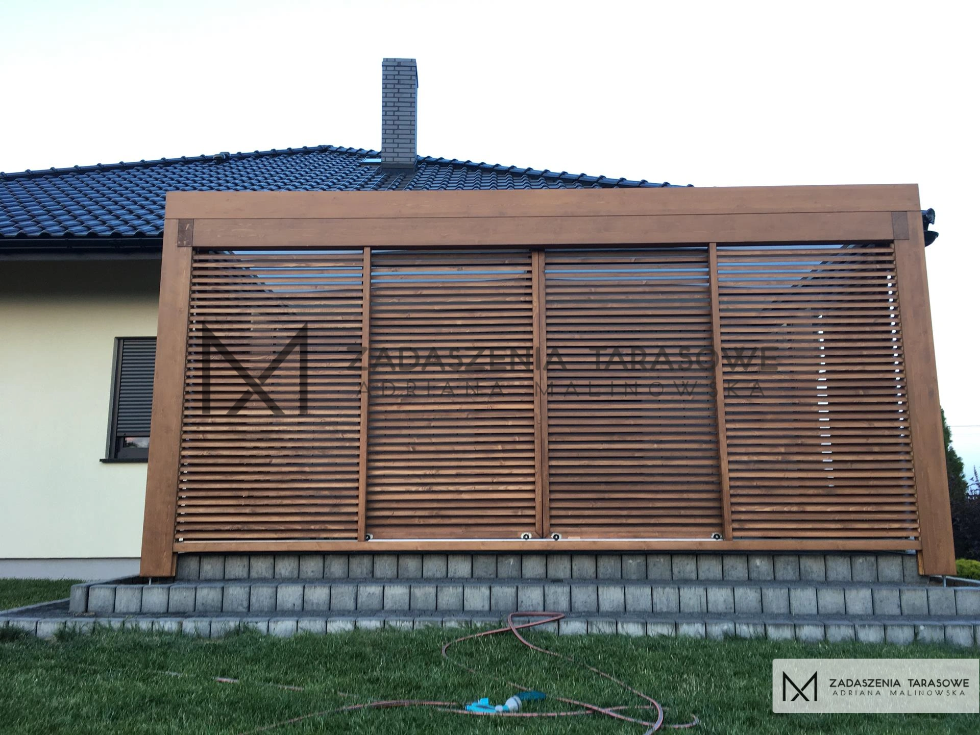 zadaszenie przed domem ze ścianami ażurowymi