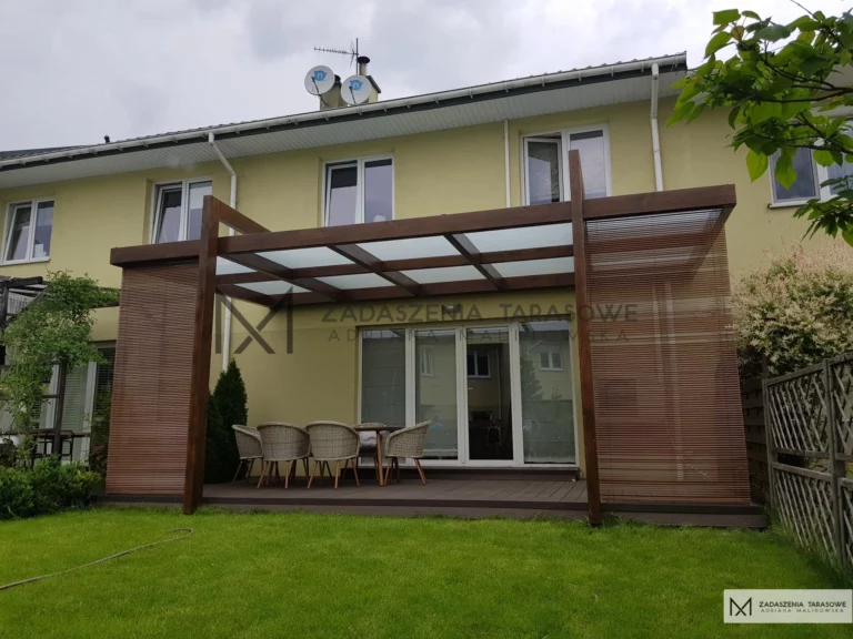 Zadaszenie w domu szeregowym z żaluzjami
