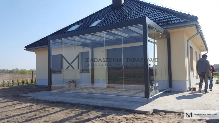 taras z drewna i szkła