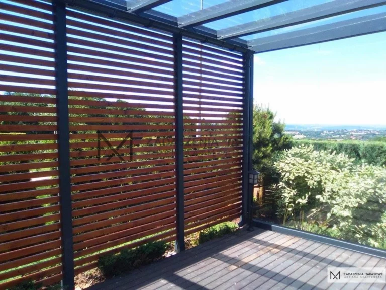 zadaszony oszklony taras z widokiem