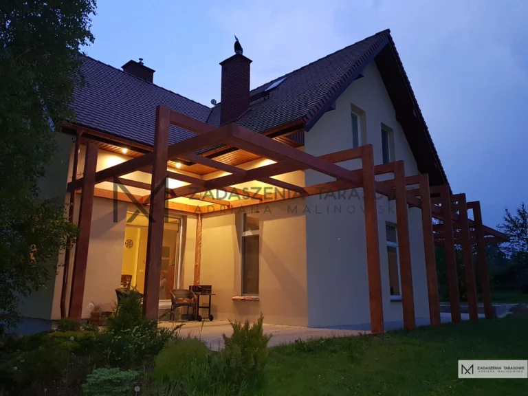 zadaszenia tarasów połączone pergolą oświetlenie