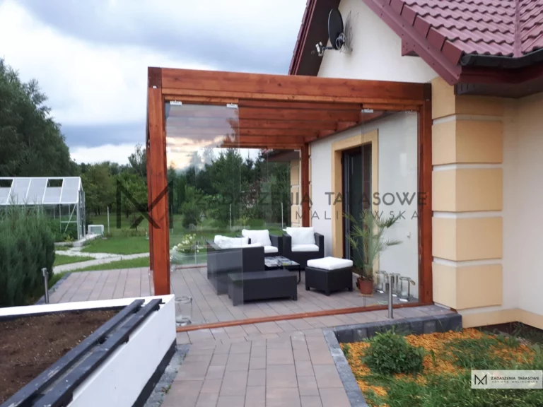 dom drewniany z tarasem zadaszonym