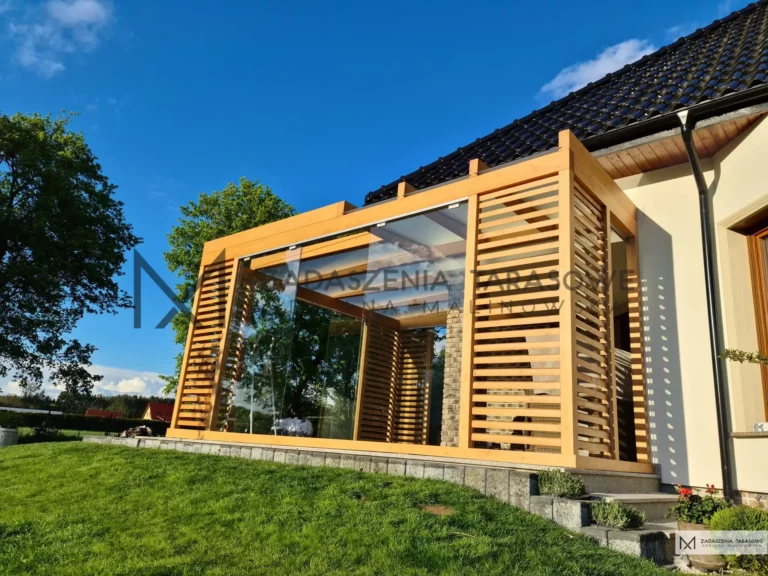 nowoczesna pergola z zadaszona z drewna