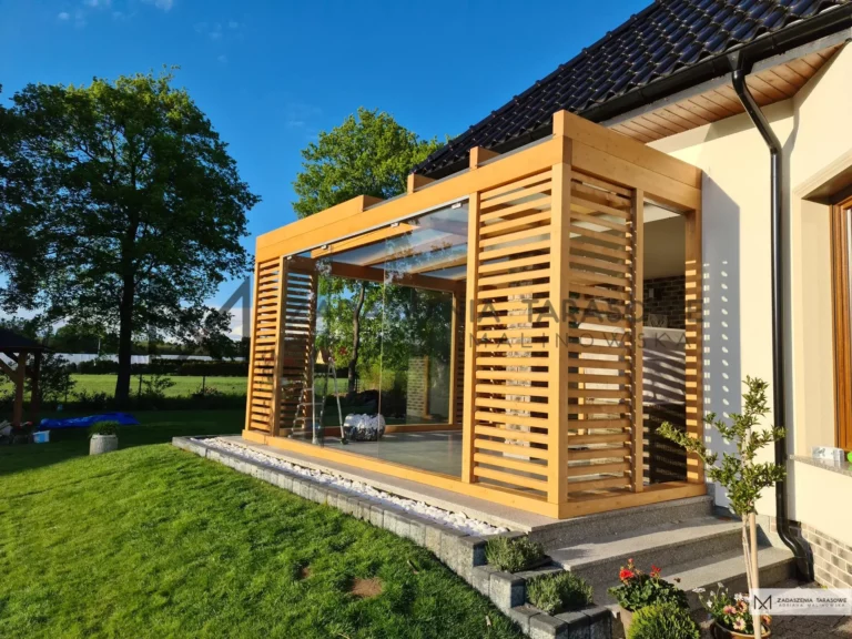 nowoczesna pergola zadaszona szkłem