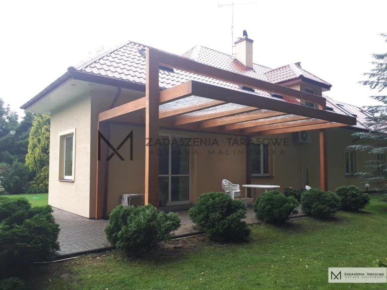 nowoczesne zadaszenie przy klasycznym budynku