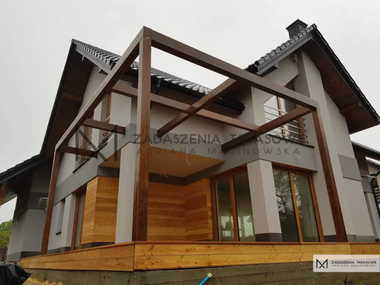 nowoczesny dom z zadaszeniem