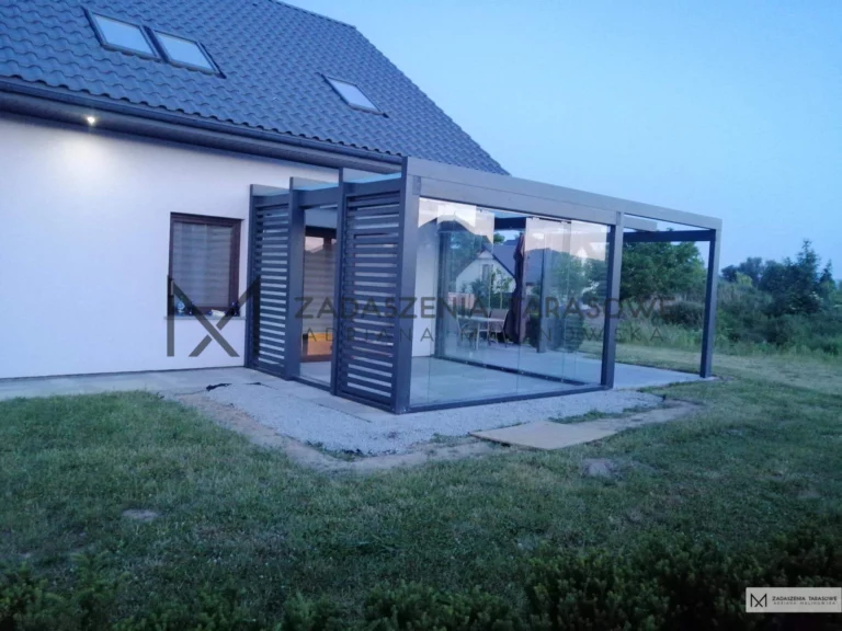 ruchome zadaszenie tarasu ze szkłem