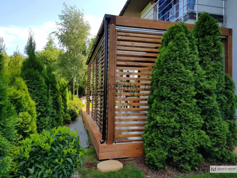 zabudowany taras w ogrodzie