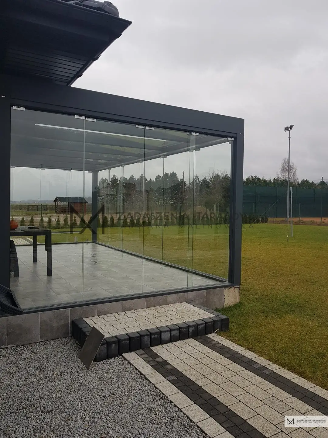 zadaszenie antracytowe nowoczesna forma