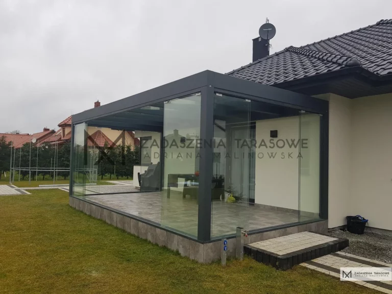 zadaszenie antracytowe z drewna