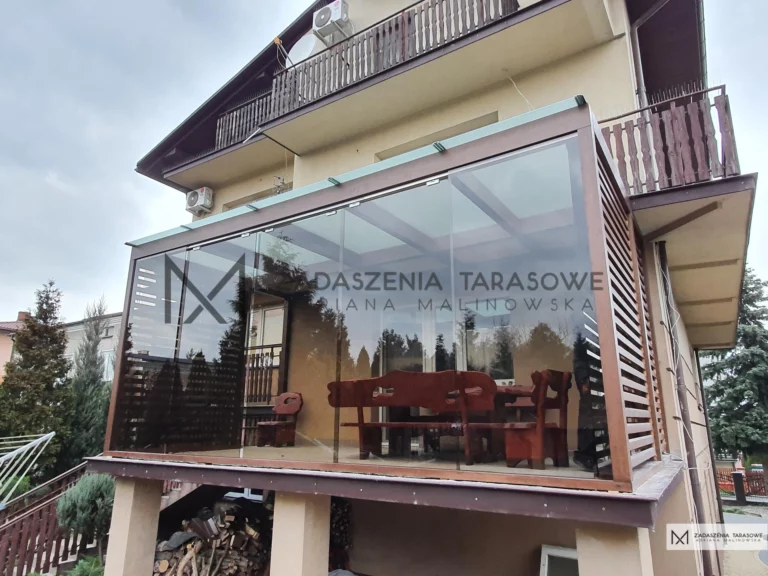 zadaszenie balkonu ze szklanym dachem