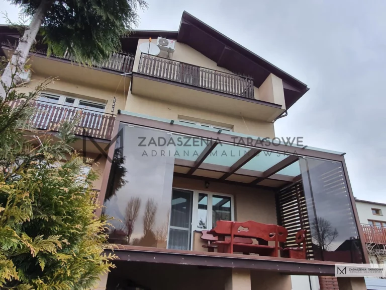 zadaszenie balkonu ze szkłem