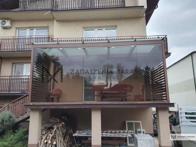 balkon ze szkłem brązowym