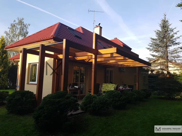 zadaszenie drewniane z pergolą do ogrodu