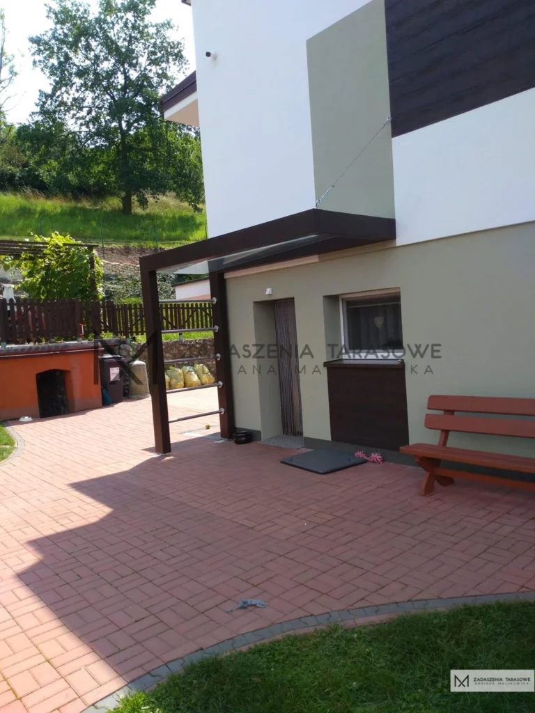 zadaszenie nad drzwiami