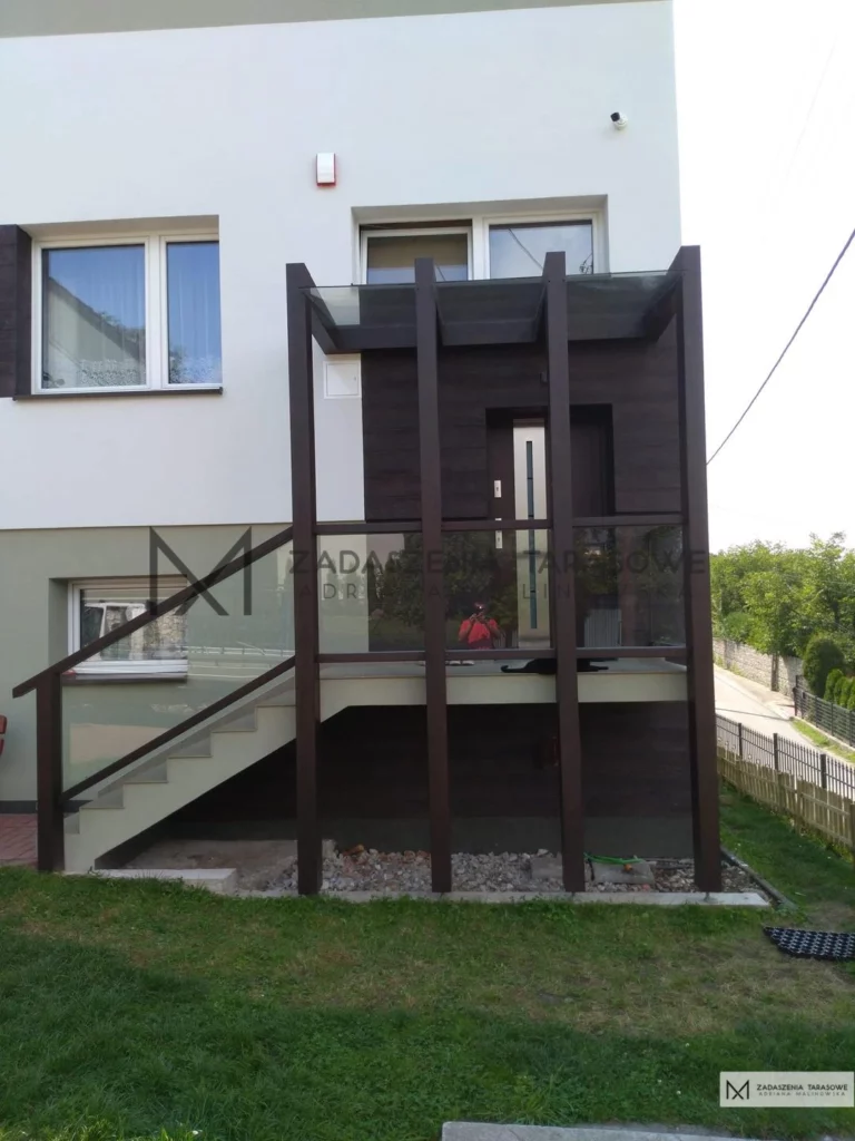 zadaszenie nad drzwi do domu