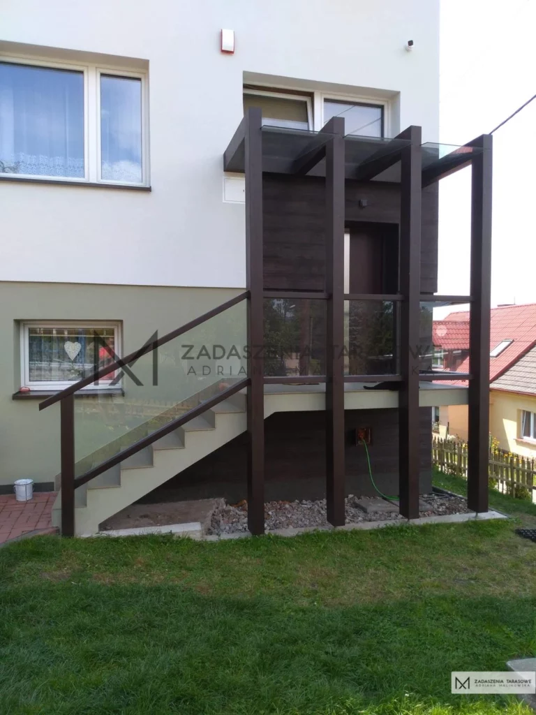 zadaszenie nad drzwi