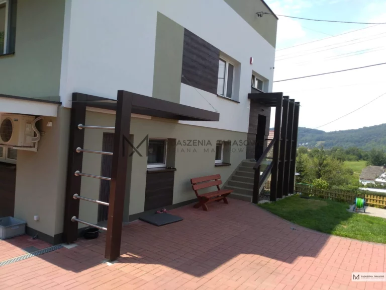 zadaszenie nad drzwi z drewna