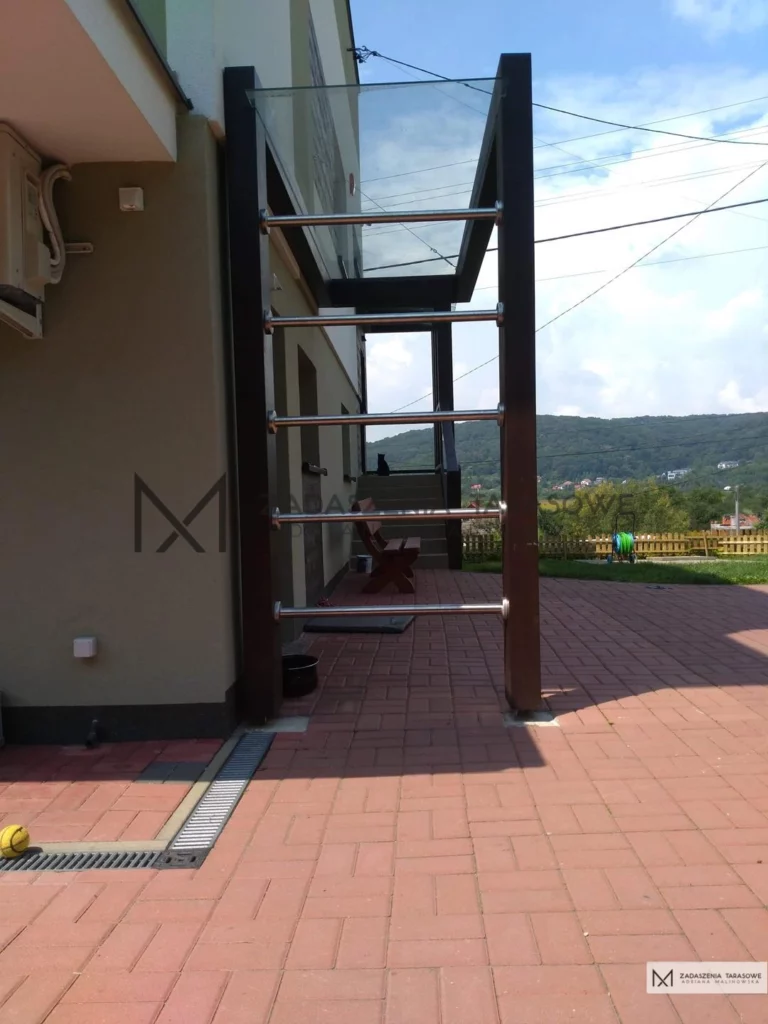 zadaszenie nad drzwi ze szkłem