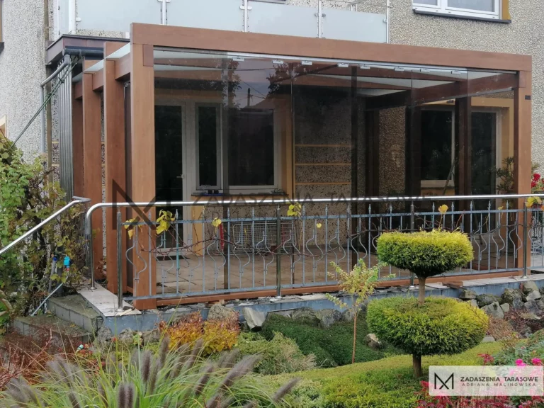 zadaszenie na taras z balustradą