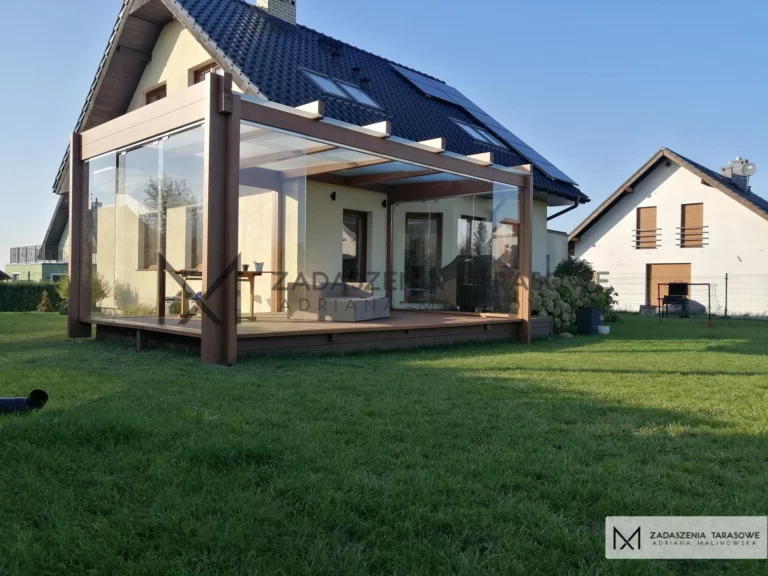 Nowoczesna pergola zadaszona szkłem