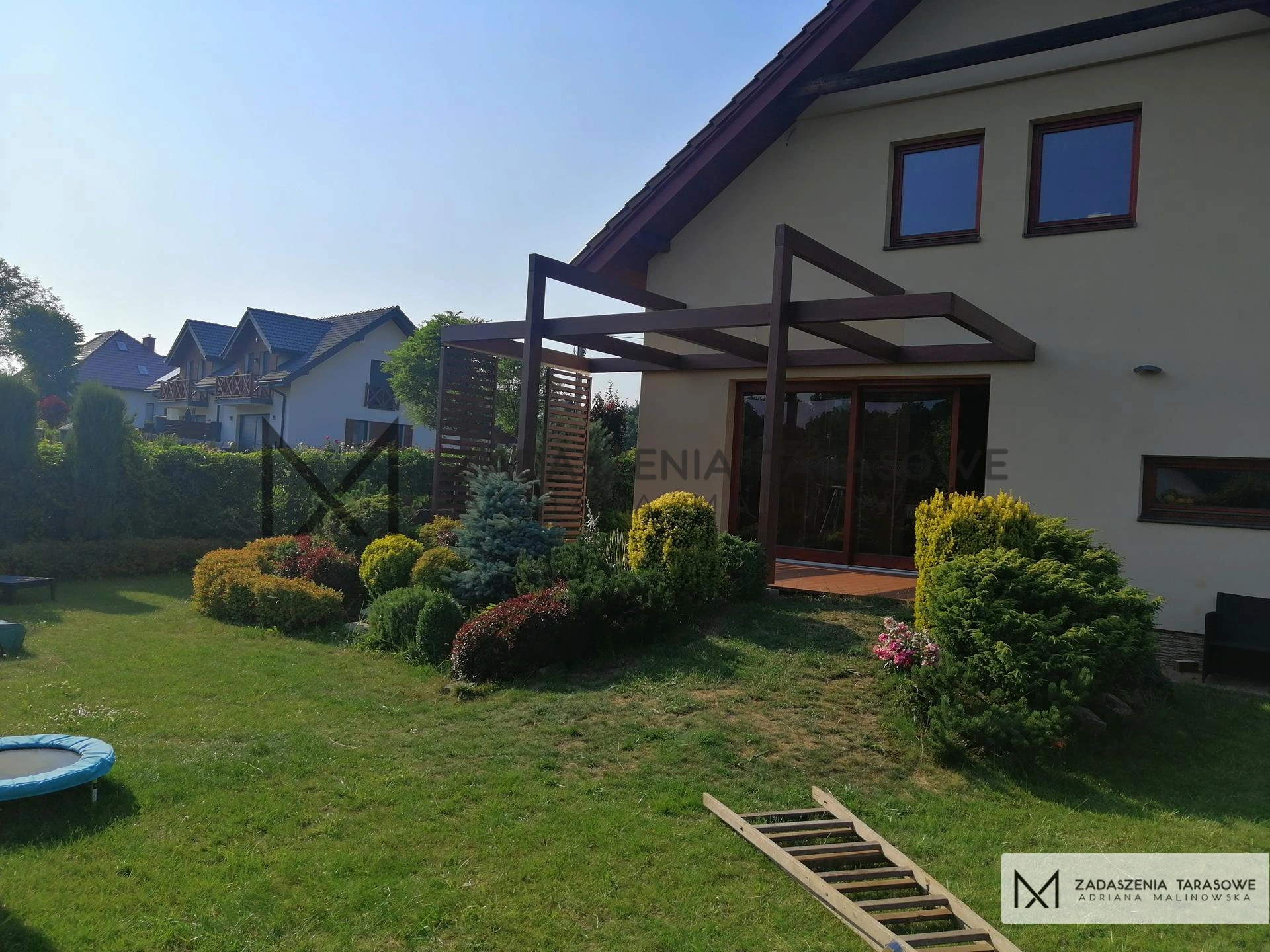 zadaszenie pergoli z drewna bez szkła