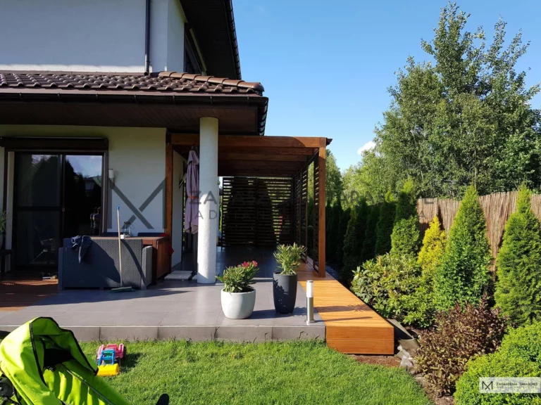 zadaszenie przedłużeniem dachu