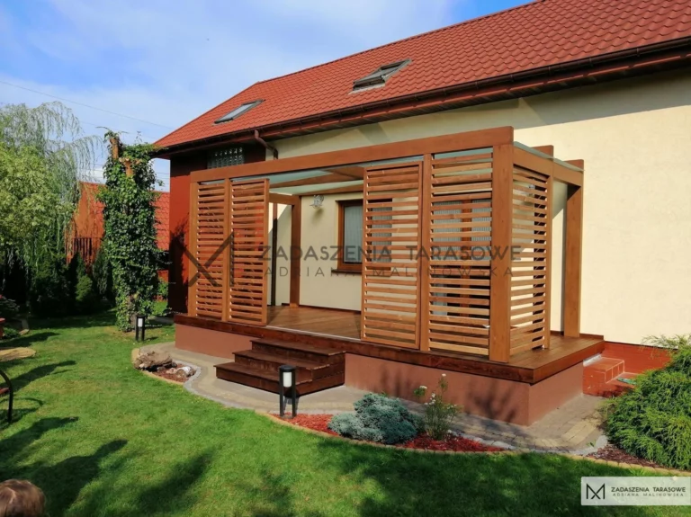 zadaszenie tarasu dwuspadowe na drewnianym tarasie