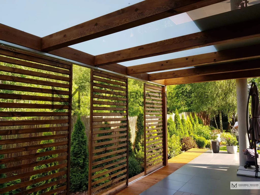 zadaszenie na taras z żaluzją