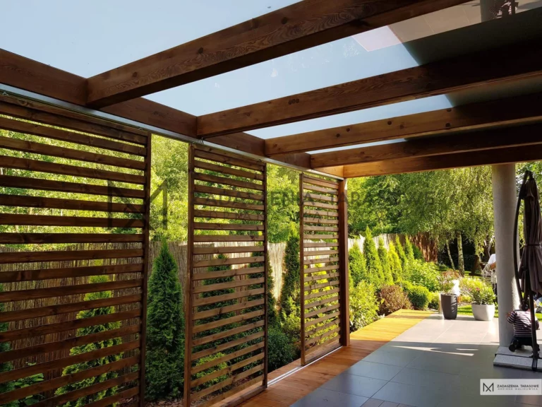 zadaszenie na taras z żaluzją