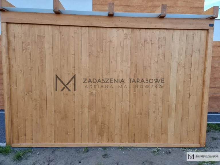 zadaszenie wiata narzedziowa z pionowymi deskami