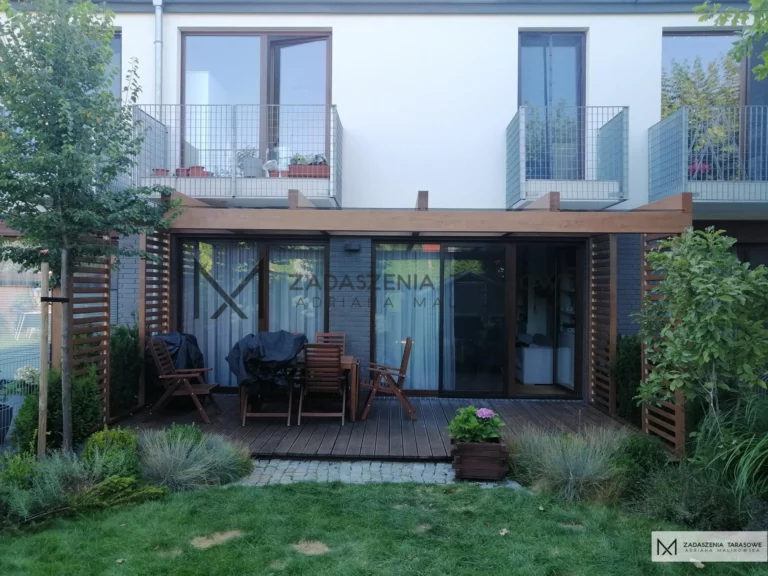 zadaszony taras ogrodowy ze szkłem