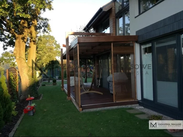 narożna pergola nowoczesna w małym ogrodzi