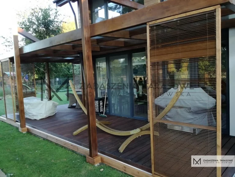 narożna pergola nowoczesna z miejscem na hamak