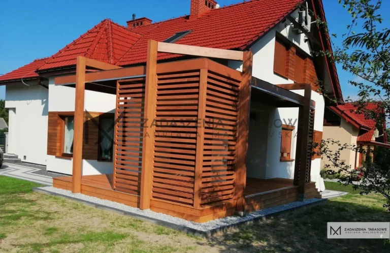 narożna zabudowa pergolą z drewna